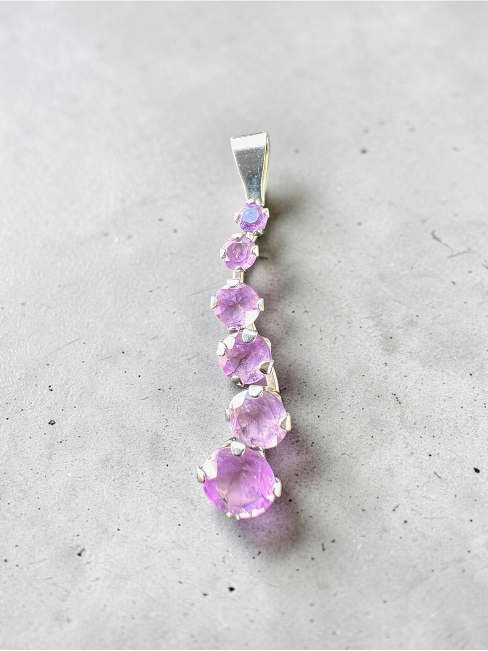 14k Gold Graduated Purple Stone Pendant (0.5g)